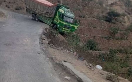 تعز. شاحنة تخرج عن مسارها بطريق الكربه الخط الرابط بين تعز لحج