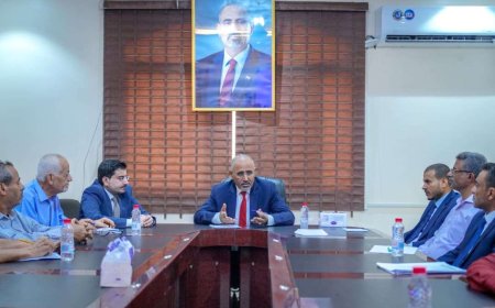 الرئيس الزُبيدي يزور وزارة المياه والبيئة ويطّلع على المشاريع المنفذة لتعزيز الموارد المائية