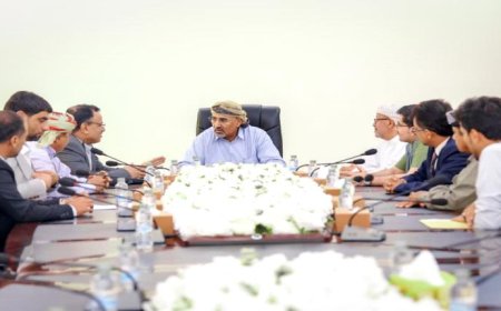 الرئيس الزُبيدي يؤكد تثبيت الأمن وتمكين أبناء المهرة وسقطرى من إدارة شؤونهم