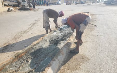 بتوجيهات مدير عام مديرية تريم.. مكتب الأشغال العامة والطرق ينفذ أعمال إنارة وإعادة تأهيل عدد من شوارع المدينة