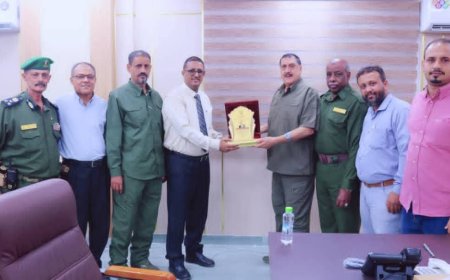 مدير أمن العاصمة عدن يكرّم المدير العام لمؤسسة مطابع الكتاب المدرسي تقديرًا لجهوده في طباعة السجلات الأمنية.