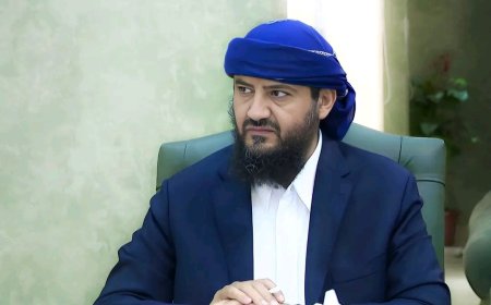 عضو مجلس القيادة الرئاسي "المحرّمي" يُعزِّي في وفاة السفير محمد عبدالرحمن العبادي