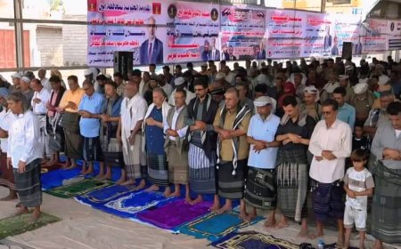 أبناء دلتا أبين يؤدون صلاة الجمعة في ساحة الاعتصام المفتوح بزنجبار