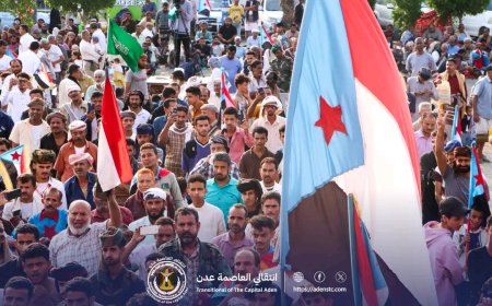 لليوم الثالث عشر.. ساحة اعتصام خور مكسر تستقبل حشودًا جماهيرية من الأزارق الضالع والمنصورة