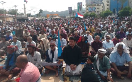 مأمور البريقة يؤدي صلاة جمعة الثبات والتمكين بساحة الاعتصام بخور مكسر