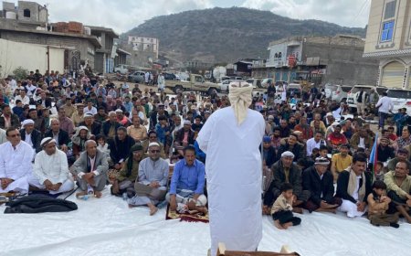 أبناء الضالع يؤدّون صلاة الجمعة في مخيم الاعتصام المفتوح