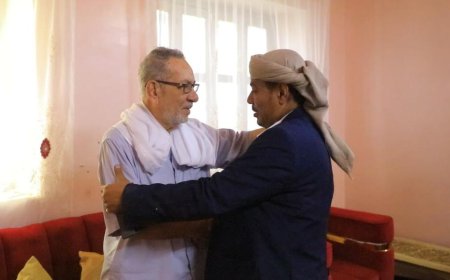 رئيس حلف قبائل حضرموت يزور أسرة شهيد الهبة الحضرمية عمر بازنبور ويؤكد الوفاء لمسيرة الشهداء