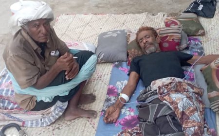 المناضل علي محمد بن جنة يزور الإعلامي عبدالله الطحر للاطمئنان على صحته