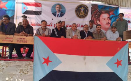 مخيم الاعتصام المفتوح بأبين يشهد حضورًا جماهيريًا كبيرًا