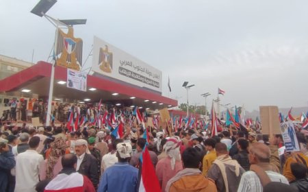 موكب جماهيري حاشد من رباعيات ردفان يصل عدن دعمًا للاعتصام المفتوح ومطالبة بإعلان دولة الجنوب العربي