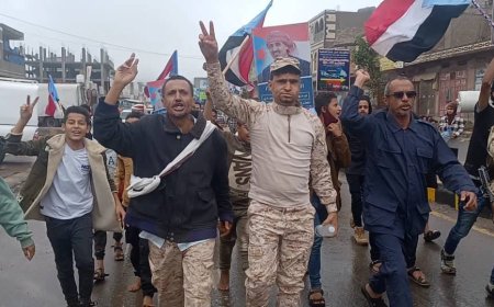 حشود جماهيرية غفيرة من مراكز مديرية الضالع تتوافد على مخيم الاعتصام بالضالع