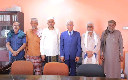 فريق التوجيه والرقابة الرئاسي يلتقي مدير عام أوقاف ساحل حضرموت