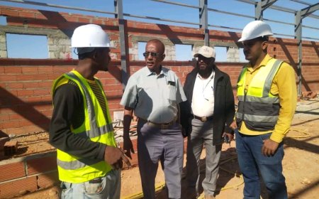 مدير عام الصحة بالمهرة يطلع على سير أعمال مشروع إنشاء مستودعات التحصين الصحي بالمحافظة