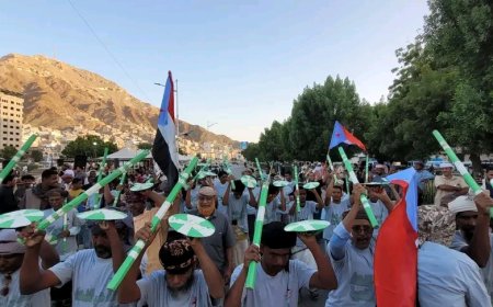 عدة حي الشهداء بمديرية الديس الشرقية تنضم إلى ساحة الاعتصام بالمكلا