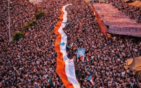 ساحة العروض بالعاصمة عدن تشهد أكبر حشدٍ جماهيريٍّ للمطالبة بإعلان دولة الجنوب