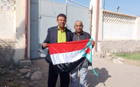 انتقالي خنفر وإدارة المعهد الصحي بأبين يدشنان رفع علم الجنوب على مبنى المعهد