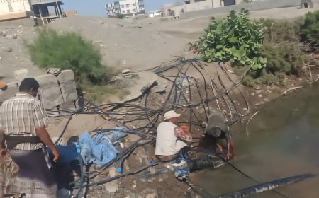 فرق مياه عدن تنفذ حملة لإزالة الربط العشوائي في خط المياه الرئيسي بمنطقة الصولبان بخورمكسر