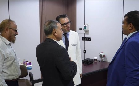 رئيس جامعة عدن يزور مستوصف العين التخصصي ويشيد بجهود طبية نوعية في عدن