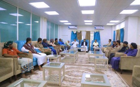 بحضور مستشار رئيس هيئة الطيران .. مدير مطار الغيظة الدولي يعقد اجتماعًا موسعًا بالجهات العاملة في المطار