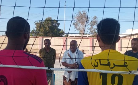 الكابتن أحمد صالح الراعي يزور فريق منتخب الطائرة في أبين ويحثهم على بذل قصارى جهدهم