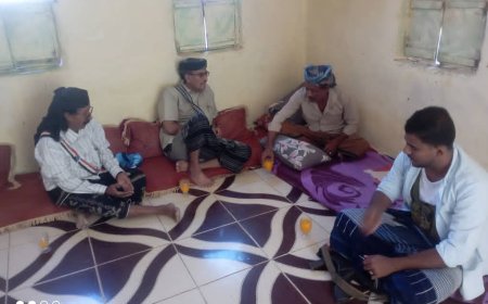 مدير عام أحور وعضو المجلس الانتقالي يزوران الإعلامي عبدالله الطحر للاطمئنان على صحته