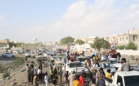 لحج تستقبل موكب الضالع بالترحيب والهتافات الجنوبية في زحفه إلى ساحة العروض بالعاصمة عدن
