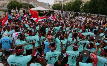 مقادمة وأعضاء فرقة قشمر للألعاب الشعبية بمديرية غيل باوزير ينضمون إلى ساحة الاعتصام بالمكلا