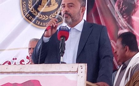 رئيس الهيئة التنفيذية لانتقالي أبين يقود الحراك الشعبي والاعتصام المفتوح بنجاح