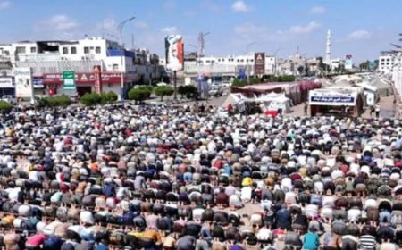 حشود جماهيرية تؤدي صلاة الجمعة في ساحة الاعتصام بخور مكسر وسط أجواء سلمية