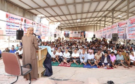 أبناء أبين يؤدّون صلاة جمعة "الجنوب لكل وبكل أبنائه" في ساحة الاعتصام بزنجبار