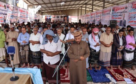 خطيب جمعة مخيم الاعتصام الجنوبي في أبين يحذر من"الشائعات المغرضة ويدعو للاصطفاف لاستعادة الدولة الجنوبية