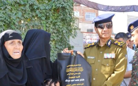 تكليف رئاسي.. مدير عام شرطة محافظة تعز يزور أسر الشهداء والجرحى ويؤكد ضبط المتورطين في الحادث الإجرامي