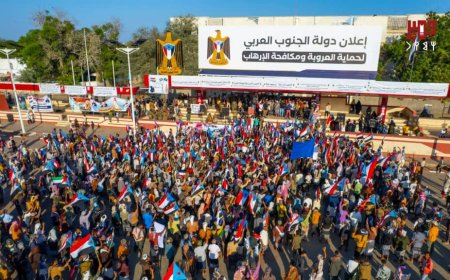 حشود ابناء باكازم أحور المحفد تؤيد خطوات المجلس الانتقالي الجنوبي وتجدد العهد خلف الرئيس عيدروس الزُبيدي