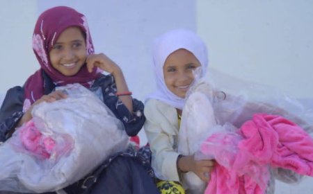 تعز .خلية الأعمال الإنسانية توزع ملابس شتوية لأطفال قرى جبل النار بمديرية المخا.