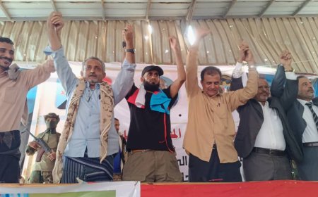 حشود أبين تواصل زحفها إلى ساحة الاعتصام بزنجبار تأكيدًا على وحدة الصف والمطالب الوطنية