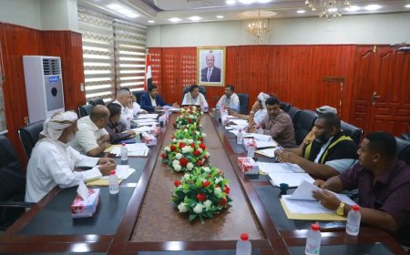 محافظ المهرة يناقش الموازنة التشغيلية لصندوق النظافة والتحسين لعام 2026م