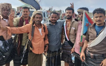 مسيرة حاشدة في خور العميرة بلحج تجدد العهد للمجلس الانتقالي وتطالب بحق الجنوب في تقرير المصير