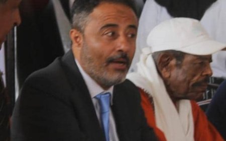 رئيس انتقالي أبين يُوجِّه رسائل سياسية حاسمة من مخيم الاعتصام المفتوح لتعزيز التحالفات الإقليمية وتأكيد الثبات