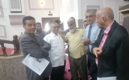 رئيس جامعة عدن... الدكتور الخضر لصور يقوم بزيارة استباقية لحفل تخرج كلية الصيدلة