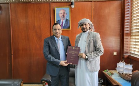 مدير عام المصائد السمكية بشبوة يتلقى الوزير السقطري ويهديه نسخة من شهادة الماجستير ويناقش معه الوضع السمكي بالمحافظة