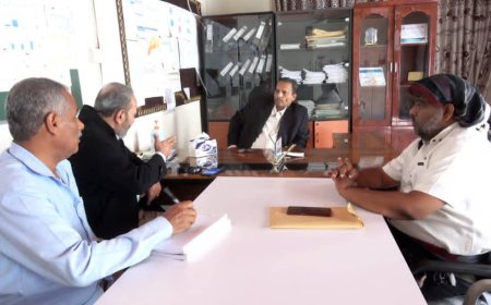 محافظ أبين يناقش مع مدير عام مكتب الصحة والسكان تفعيل الانشطة الصحية والمشاريع للعام الجديد2026م