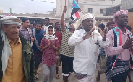 توافد حشود جماهيرية لمخيم الاعتصام بزنجبار لدعم الرئيس عيدروس