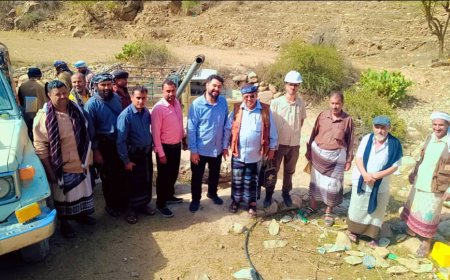 السلطة المحلية بسرار ومنسق المنظمات بأبين يسلمان موقع مشروع تأهيل بئر عظمان للجهة المنفذة