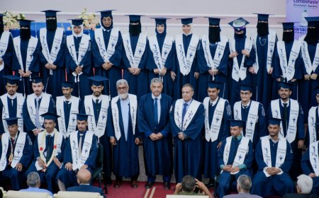 كلية الصيدلة بجامعة عدن تحتفي بتخرج الدفعة (26) وتسليم الشهادات الجامعية