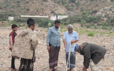 المغربي يُدشّن مشروع عمل جابيونات دفاعية للوحدة الصحية ومدرسة منطقة مويلح في الملاح