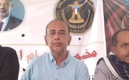 من ساحة اعتصام زنجبار .. مأمور زنجبار يدعو أبناء المحافظة التوجه غدا لساحة العروض عدن