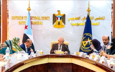 المجلس الانتقالي الجنوبي يرفض قرارات العليمي ويحمّله مسؤولية استهداف ميناء المكلا