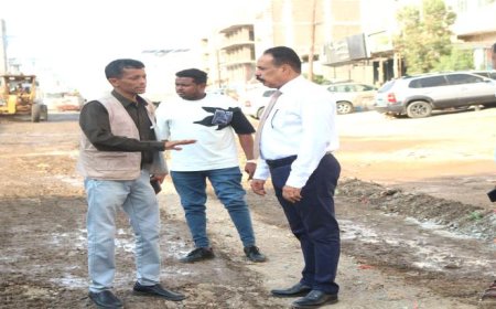 المهندس حسين العقربي يدشن استئناف أعمال تأهيل طريق التقنية - بير أحمد في عدن