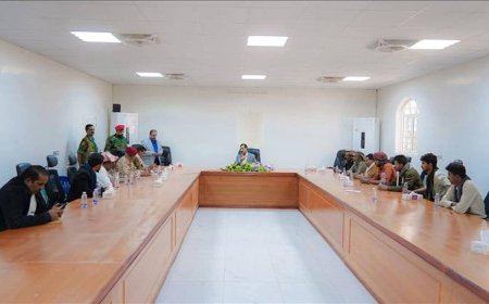 محافظ شبوة يلتقي عدداً من ضباط اللواء الثاني مشاة جبلي ويؤكد على أهمية دعم المؤسسة العسكرية بالمحافظة