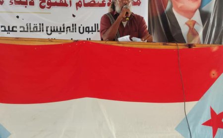 محاضرة توعوية بعنوان "عوامل الاصطفاف الوطني" في مخيم الاعتصام المفتوح بزنجبار